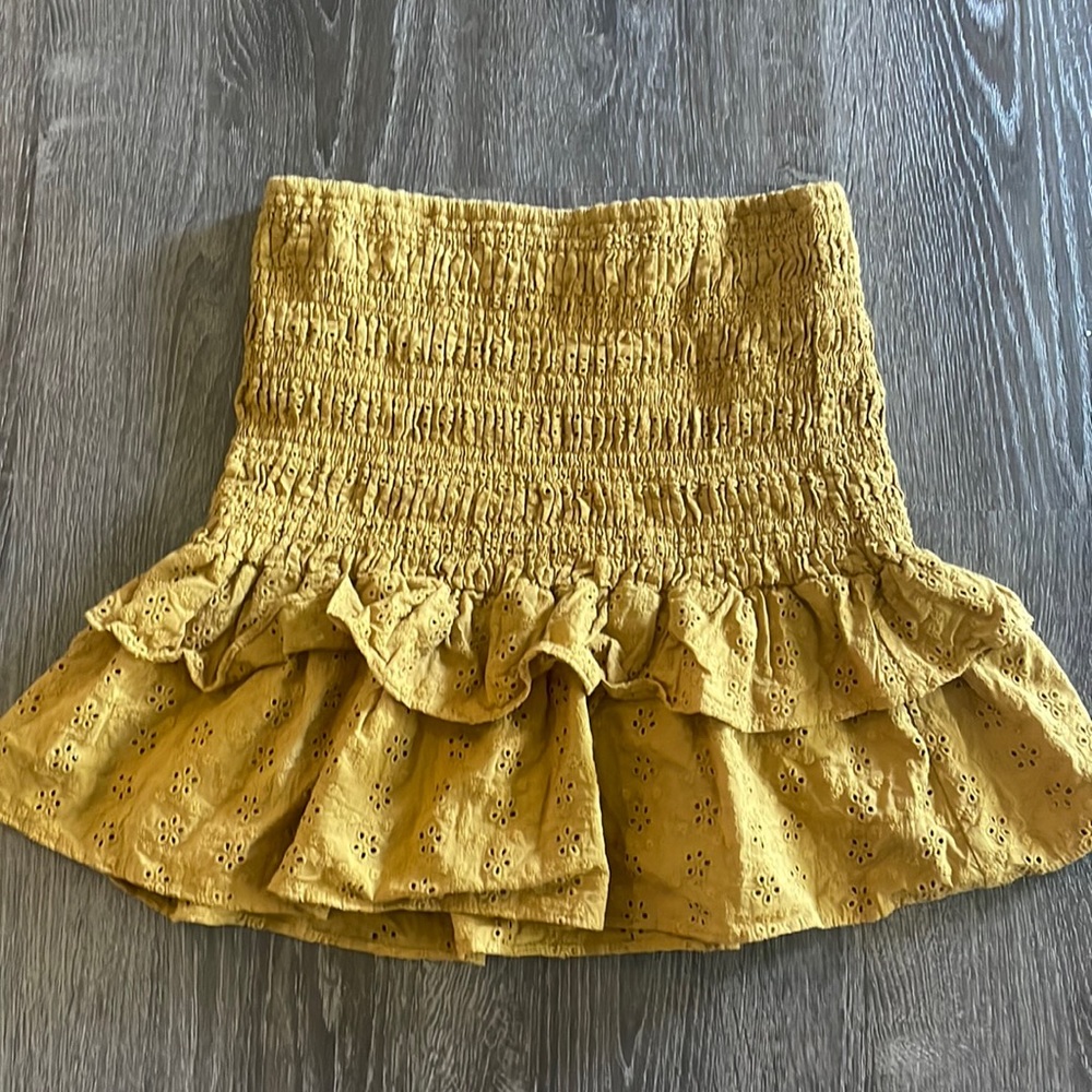 Mustard colored skirt with cute detailing